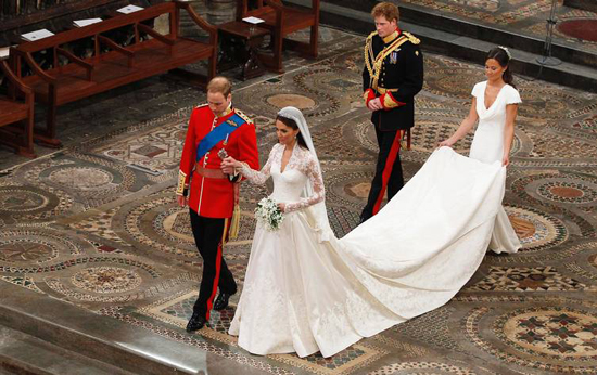 Prins William och Kate på väg ut ur kyrkan