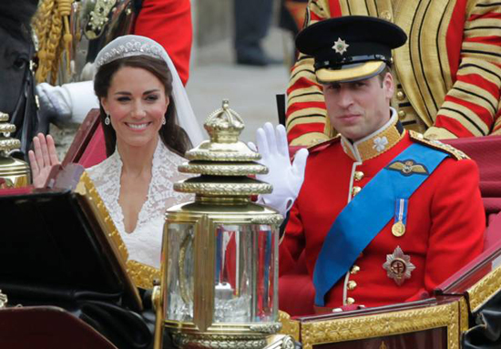 Prins William och Kate vinkar till folket